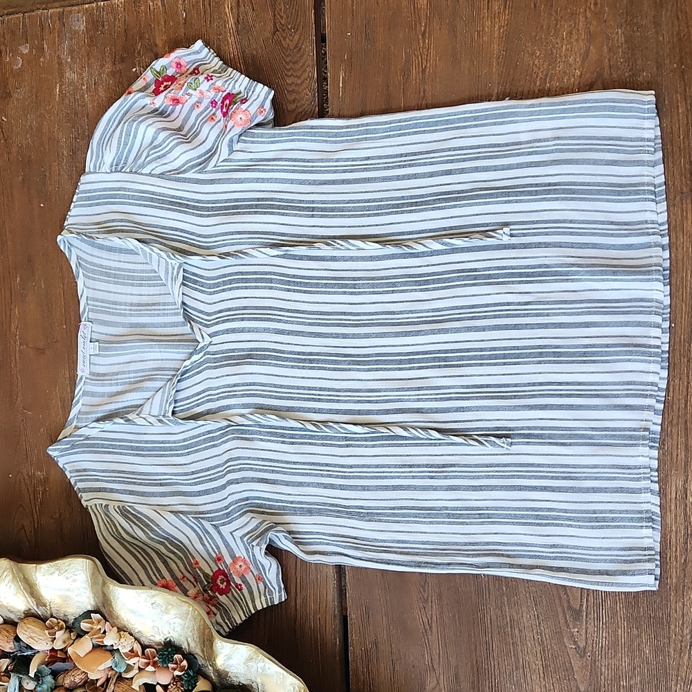 💛 Floral and striped blouse